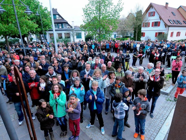 Applaus fr Jochen Fischer: Menschen b...thausplatz in Altenheim das Ergebnis.   | Foto: W. Knstle