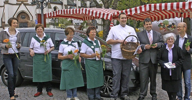 Viele  Wochenmarktbesucher kamen am St...chelshorn trug ein Brlauchstruchen.  | Foto: Privat