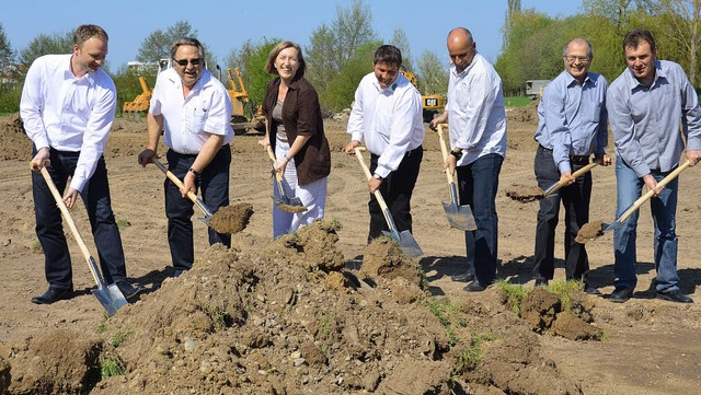 Der  Spatenstich ist getan: Jetzt wird...dem Sportplatz in Vgisheim angelegt.   | Foto: Sigrid Umiger