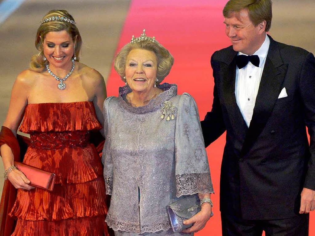 Hollands Kronprinz Willem-Alexander (R), Prinzessinn Maxima (L) und Königin Beatrix Hollands Kronprinz Willem-Alexander (R), Prinzessinn Maxima (L) und Königin Beatrix