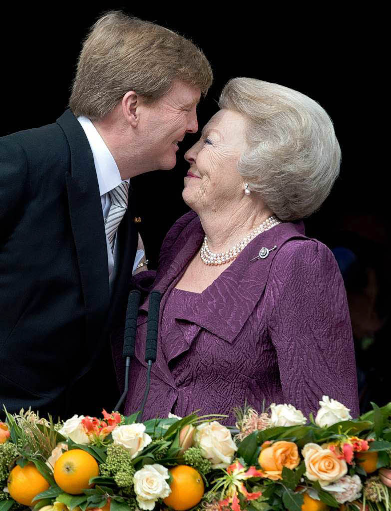 Willem-Alexander ksst unter dem Jubel seiner Untertanen seine Mutter Beatrix