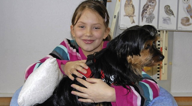 Ein Herz und eine Seele: Alina Kimmerle mit Schulhund Tolo.   | Foto: privat