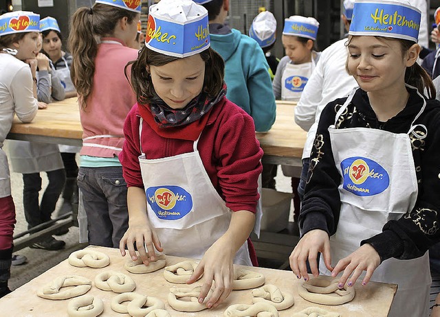 Brezeln backen will gelernt sein.  | Foto: Michaela Kipf