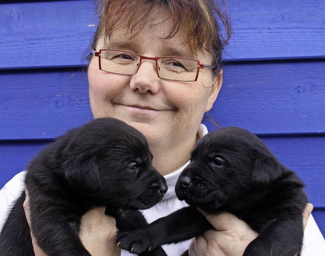 Christiane Strk mit zwei besonders niedlichen Welpen.   | Foto: privat