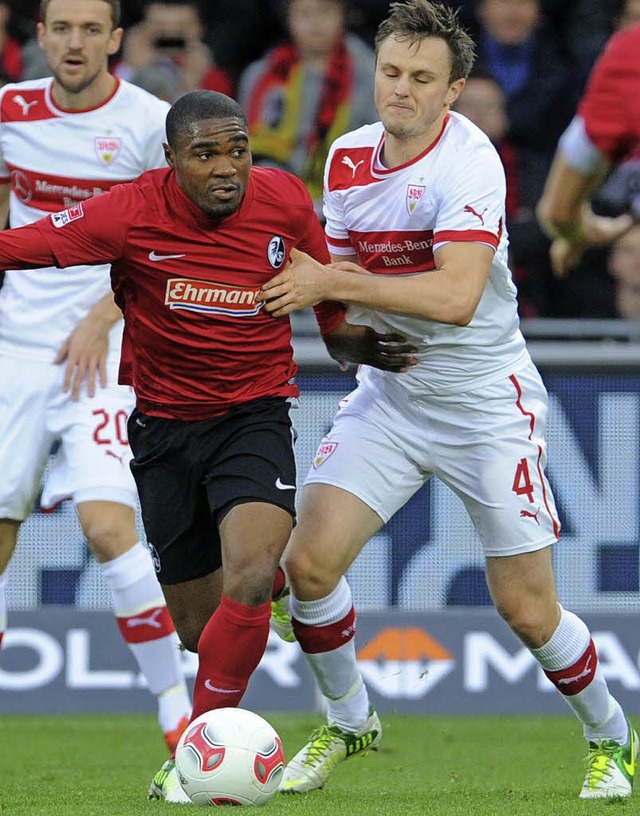 Cedrick Makiadi kmpft im Spiel gegen den VFB Stuttgart.   | Foto: dpa