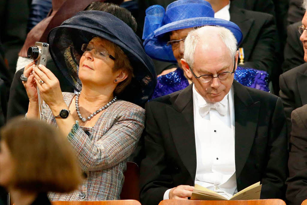 EU-Ratsprsident Herman Van Rompuy und seine schnappschieende Frau Geetrui