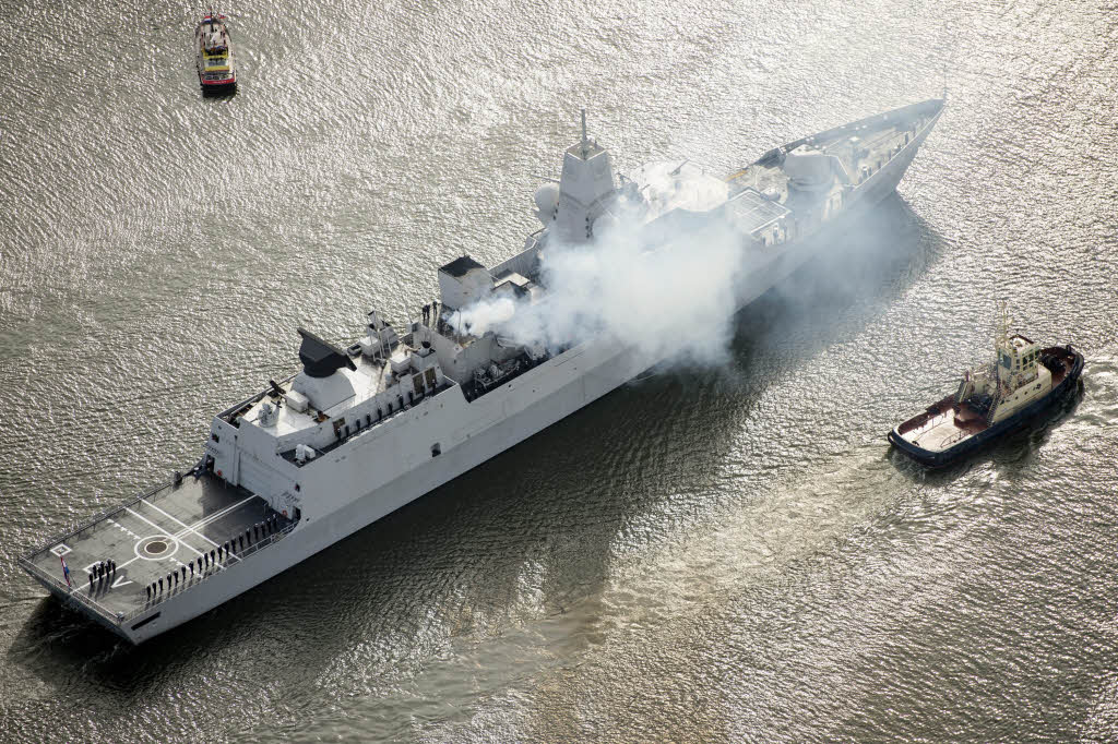 Von der Fregatte HRMS Evertsen aus wurden Salutschsse abgefeuert.