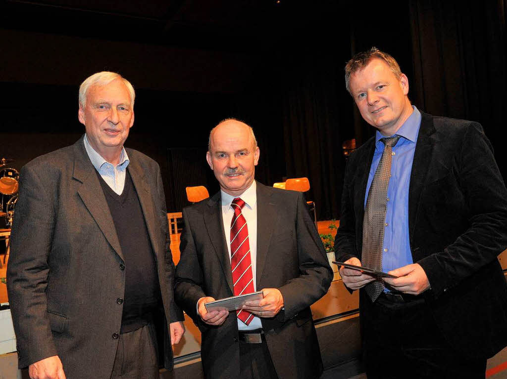 Klaus Knop, Vorsitzender der Brgerstiftung, berreicht eine DVD zur  Stadtgeschichte  an Peter Wehrle und Nachfolger Dirk Blens.