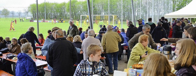 Viel Betrieb herrschte unter dem Vorda...dem SV Vereinsheim und dem Sportplatz.  | Foto: Roland Vitt