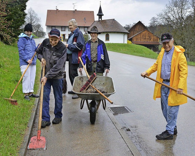 Dorfputzete: Mit Besen und Schaufel rckten die freiwilligen Helfer an.  | Foto: Patrick Burger