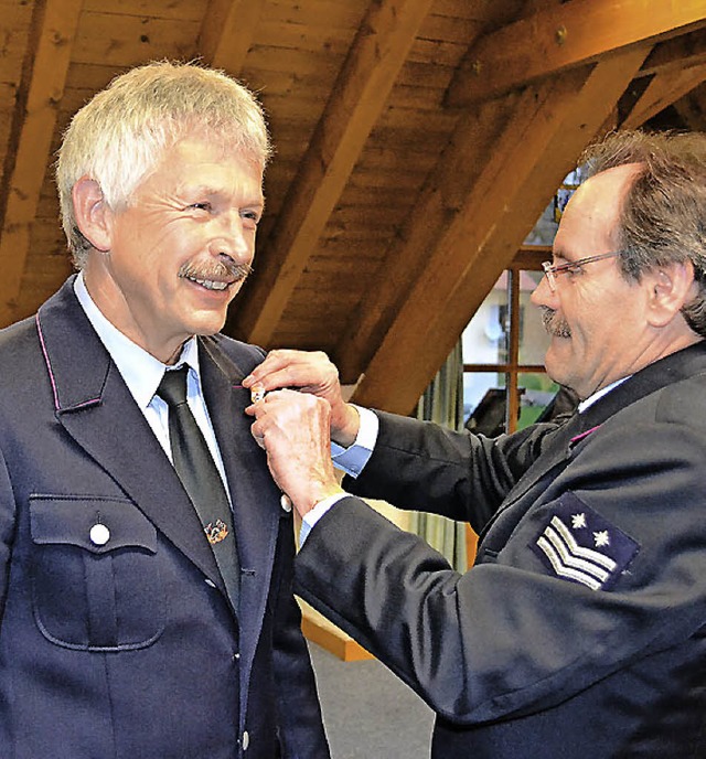 Bruno Schmidt   (re.) ehrte Kommandant...rennadel des Kreisfeuerwehrverbandes.   | Foto: Paul Berger