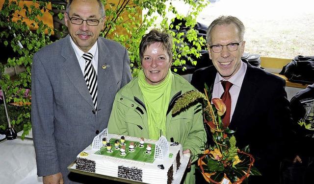 Brgermeister Reinhold Scheer (linkes ...er segneten den neuen Kunstrasenplatz.  | Foto: Fotos: Horst Dauenhauer