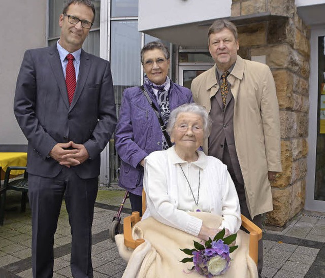 Ihren 102. Geburtstag feierte Maria Eb...ter, Heimleiter Ruf und OB Leibinger.   | Foto: Sylvia Timm