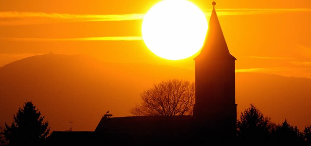 Mengens Pfarrkirche in der Abendsonne....hichtlichen Rundgangs durch das Dorf.   | Foto: Archivbild: Siegfried Gollrad