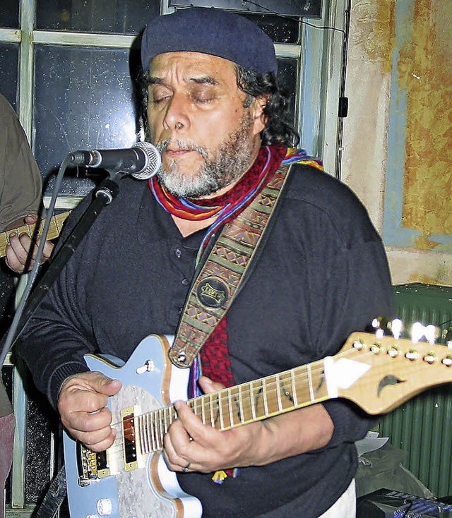 Gitarrist Tino Gonzales beim Gastspiel im Heugarten.   | Foto: Schimanski
