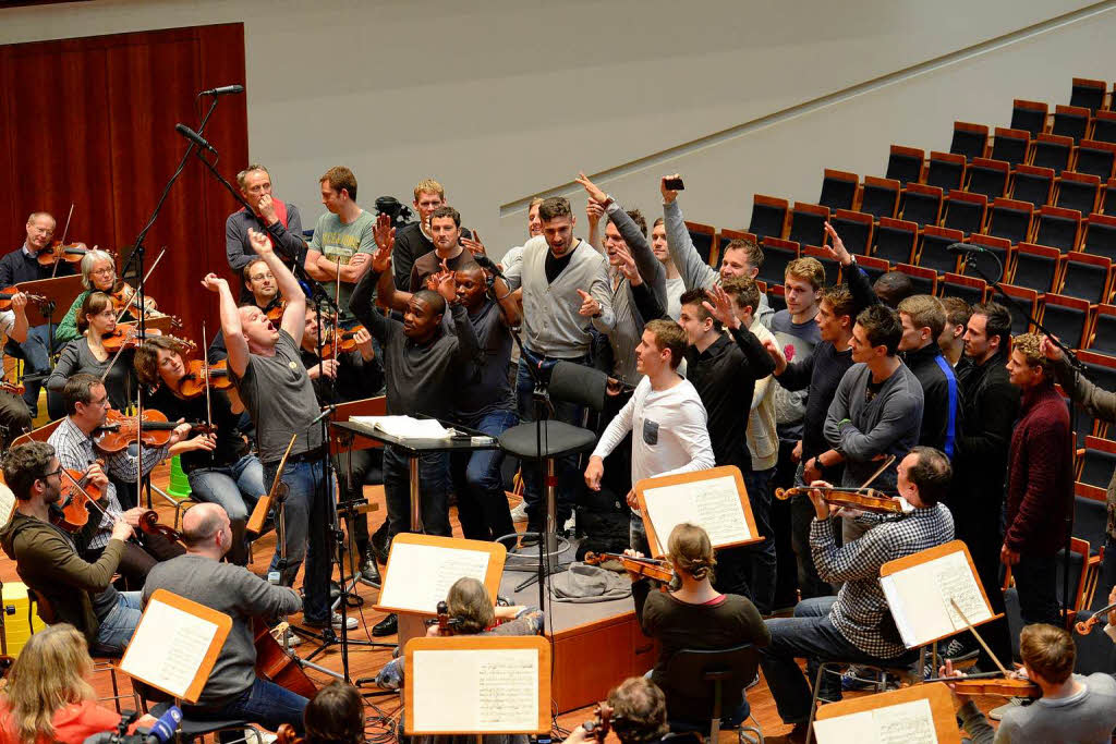Die Bundesliga-Fuballer vom SC Freiburg bei der Orchesterprobe des SWR-Sinfonieorchesters im Konzerthaus.