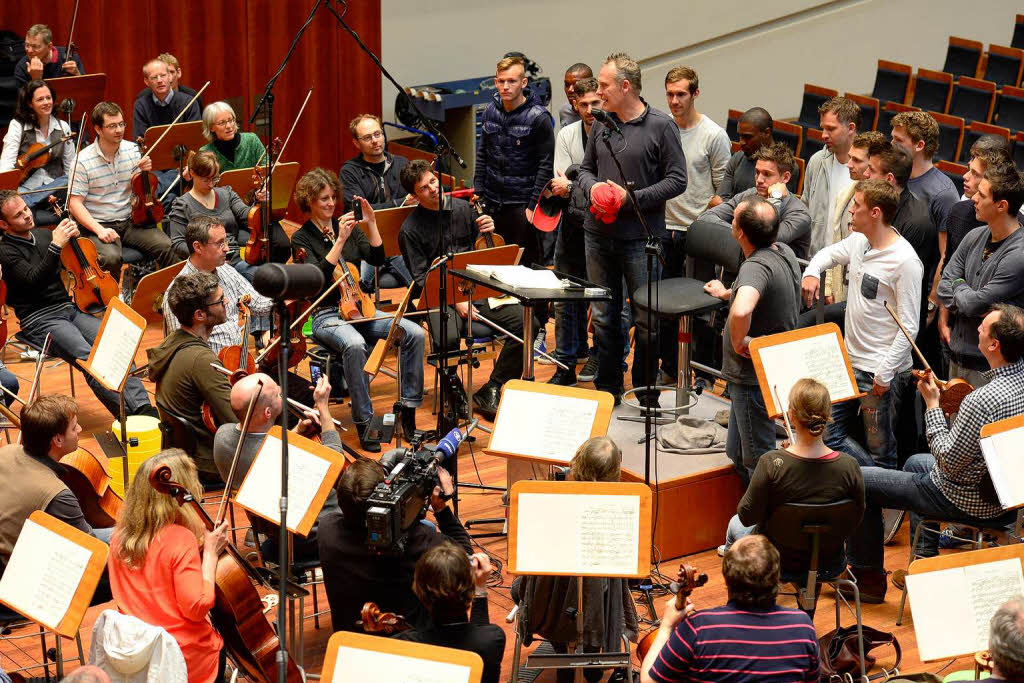 Die Bundesliga-Fuballer vom SC Freiburg bei der Orchesterprobe des SWR-Sinfonieorchesters im Konzerthaus.