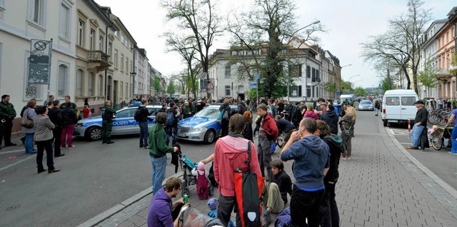 Polizeikontrolle an der Belfortstrae:...das Festverbot im Sedanquartier durch.  | Foto: Michael Bamberger
