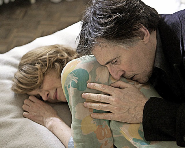 Bernie Reid (Gabriel Byrne) versucht  Anna (Charlotte Rampling) zu beruhigen   | Foto: dpa