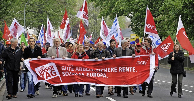 DGB-Kreisvorsitzender Klaus Melder aus... 200 Gewerkschaftern durch Offenburg.   | Foto: siefke