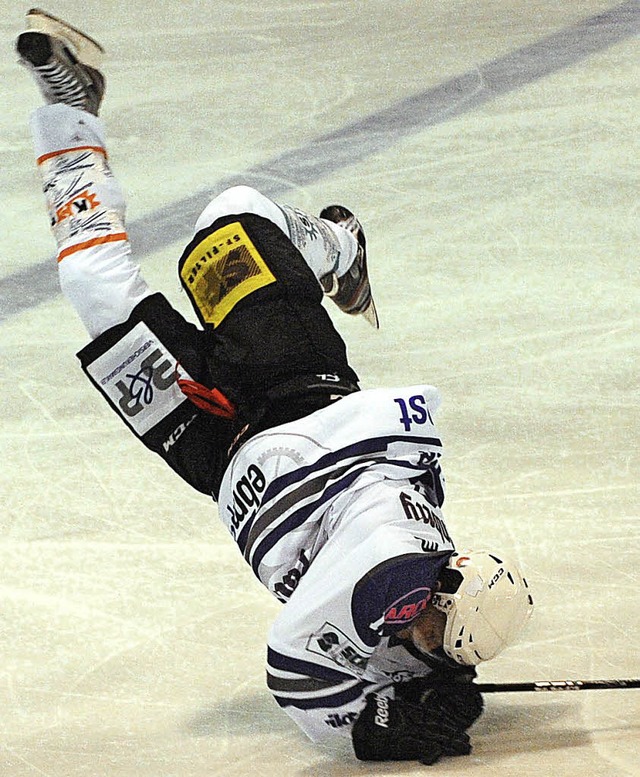 Die Wild Wings &#8211; hier Mirko Sach... in der Finalserie abermals zu Boden.   | Foto: PATRICK SEEGER