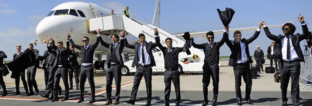 Die BVB-Spieler bedanken sich nach ihr...Flughafen in Dortmund bei den Fans.     | Foto: dpa