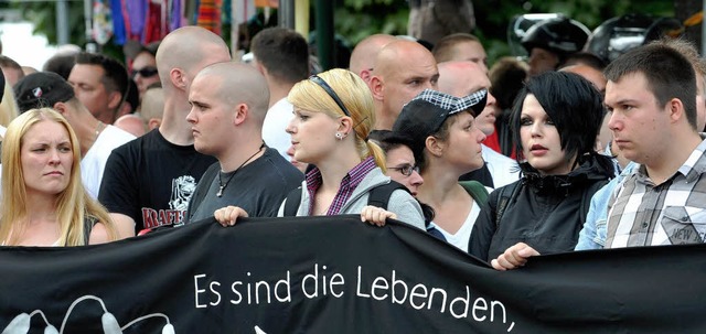 Frauen sorgen bei vielen rechtsextreme...rgerlich-friedliche Erscheinungsbild.  | Foto: Deutsche Presse-Agentur