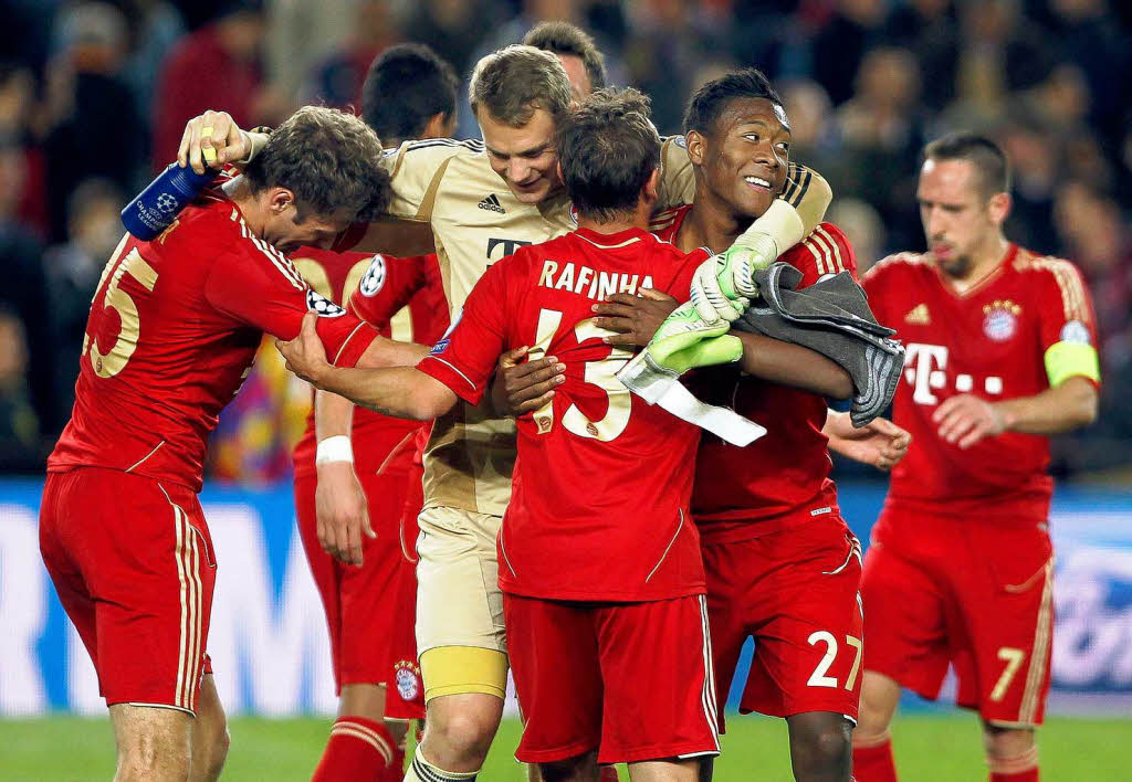 Liegen sich nach dem Spiel in den Armen: Die FC-Bayern-Profis
