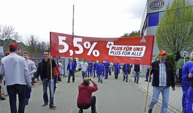5,5 Prozent mehr Lohn forderten gester...ftssekretr Franz Ritter aus Waldshut.  | Foto: Dirk Sattelberger