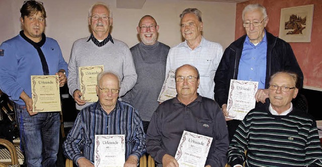 Langjhrige Mitglieder des 1. FC Grenz...n, Ernst Cichocki und Helmut Hornung.   | Foto: Albert Greiner