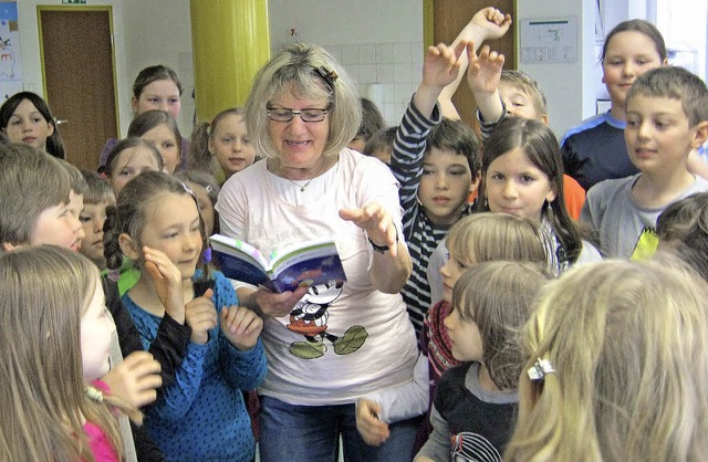 Bettina Rinderle und ihre Patienten im...begeisterten die Horbener Schulkinder.  | Foto: Anne Freyer