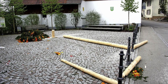 Das war&#8217;s: Auf dem Dorfplatz in ...ch die zersgten Stmme des Maibaums.   | Foto: Heiner Fabry