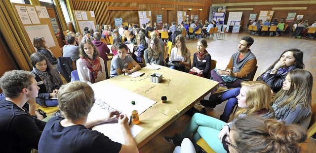 An praktischen Beispielen diskutierten...en fr mehr Mitbestimmung an Schulen.   | Foto: Michael Bamberger