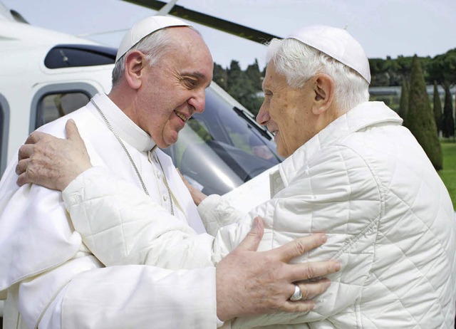 Papst  Franziskus (links) und sein Vor... Treffen im Mrz in Castel Gandolfo.    | Foto: dpa