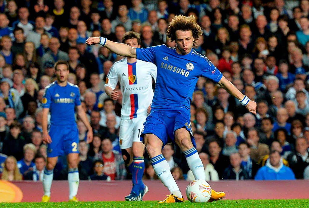 Mit einem linken Schlenzer zum Traumtor: David Luiz schlenzt diesen Ball direkt in den Winkel.