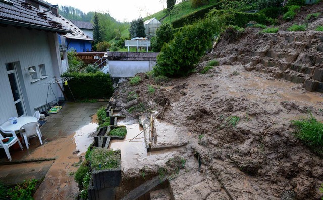 Nach einem Erdrutsch musste dieses Haus in Winden gerumt werden.  | Foto: dpa