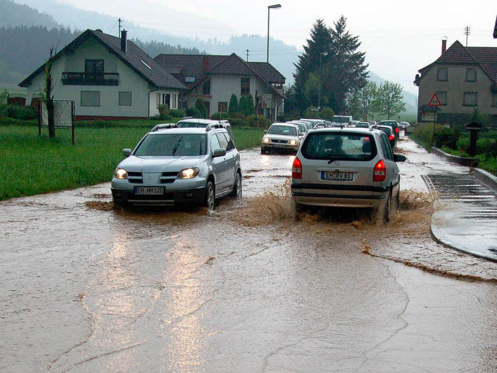 berflutete Straen in Winden Ortsdurchfahrt Niederwinden.