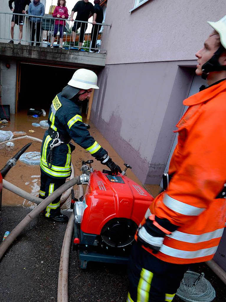 Feuerwehrmnner stehen am 02.05.2013 in Gutach vor einer berfluteten Tiefgarage.