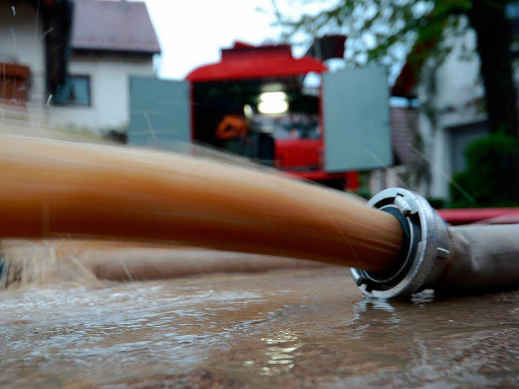 Abgepumptes Wasser schiet am 02.05.2013 in Gutach aus einem Schlauch.