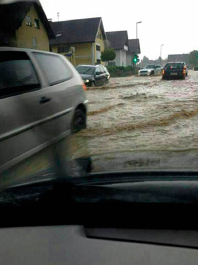 Landunter in Niederwinden: Blick eines Autofahrers auf die total berflutete Hauptstrae.