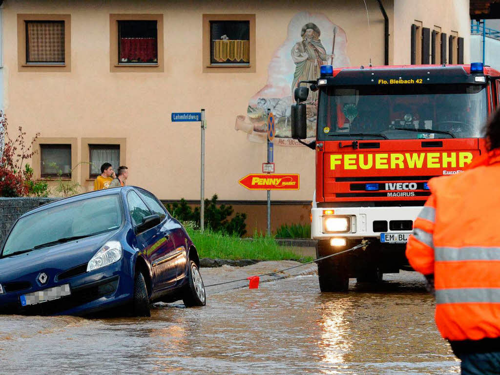 Ein Auto steht am 02.05.2013 in Gutach in einer berfluteten Strae.