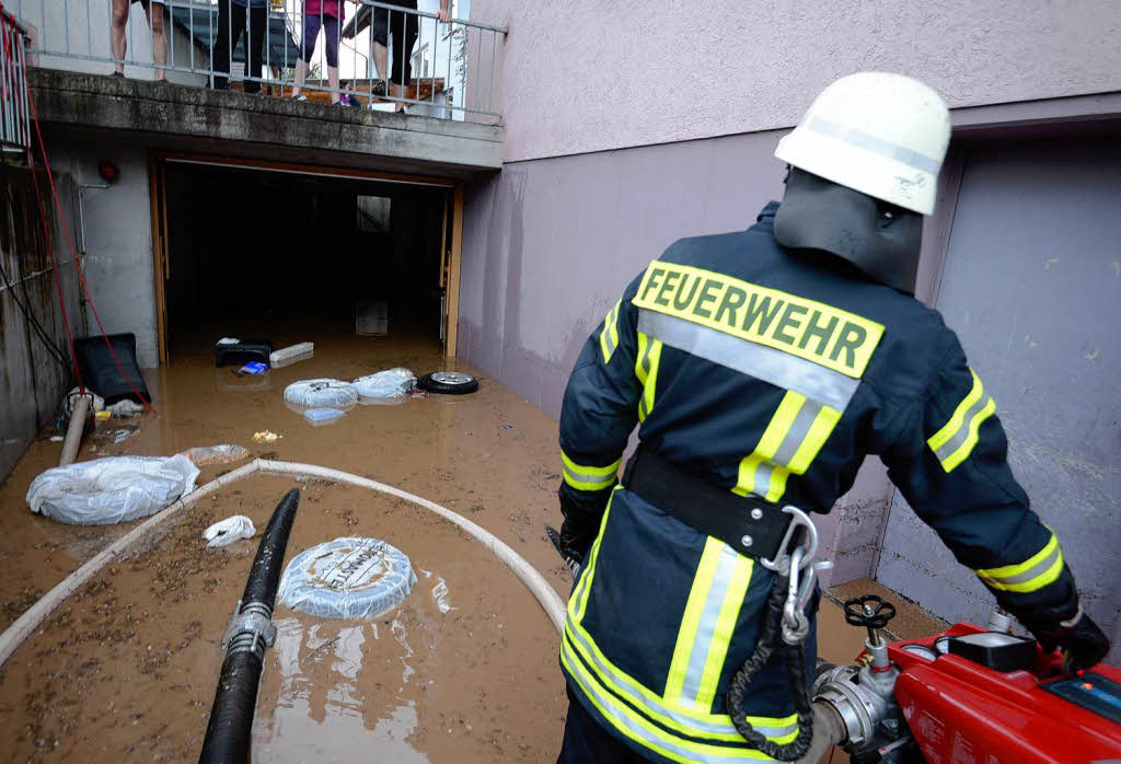 Ein Feuerwehrmann steht am 02.05.2013 vor einer berfluteten Garage.