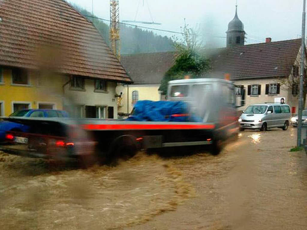 Landunter in Niederwinden: Blick eines Autofahrers auf die total berflutete Hauptstrae.