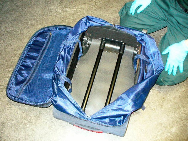 Doppelbdig: Zoll und Polizei haben in diesem Koffer Heroin gefunden.  | Foto: Zoll