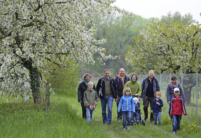 Wanderer in  blhenden Landschaften in Jechtingen.  | Foto: Roland Vitt