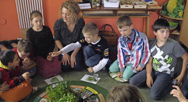 In der zweiten Klasse demonstrierten d...nderem mit einer Runde in Kruterkunde  | Foto: Karin Stckl-Steinebrunner