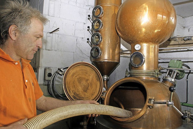Robert Himmelsbach pumpt die Maische in die Brennblase.   | Foto: fotos: heidi fssel