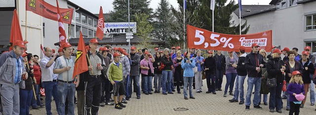 Rund 120 Mitarbeiter von Dunker legten...t nieder und traten in den Warnstreik.  | Foto: jul