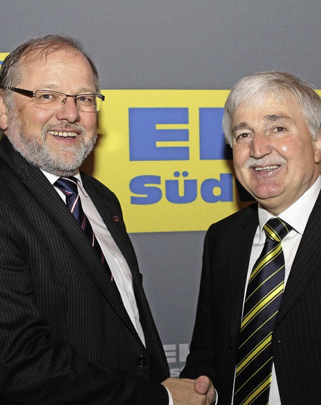 Edeka-Chef Harald Rissel (links) verab... Ewald Schaubrenner in den Ruhestand.   | Foto: edeka