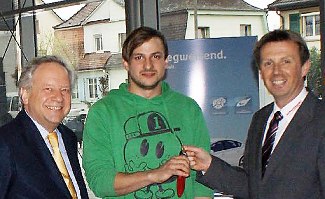 Centerchef Gnter Merz (links) und Oli...die Autoschlssel an Mark Engelsmann.   | Foto: Privat